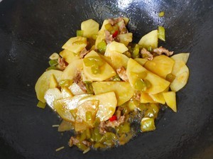 怎么做简单的土豆片炒肉