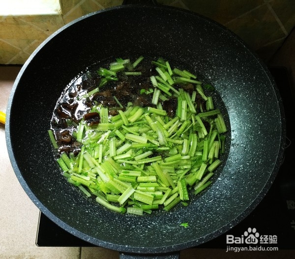 芹菜黑木耳炒鸡蛋做法