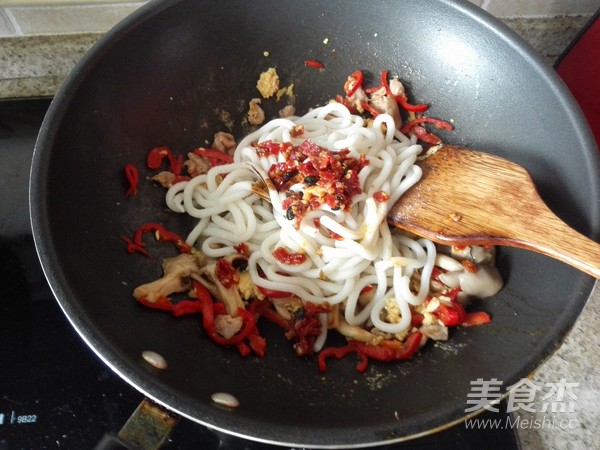 菌菇肉丝炒乌冬