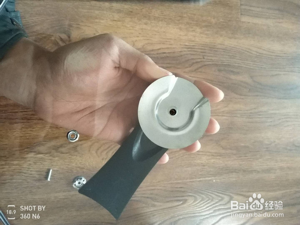 怎么把铁锅锅盖的把子拆开清洗重装？