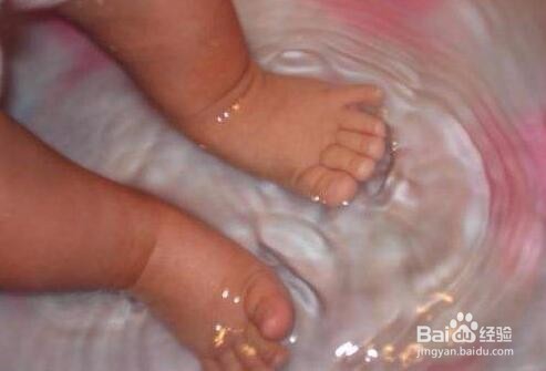 宝宝脚臭有脚气,家长应该怎么给孩子调理呢?