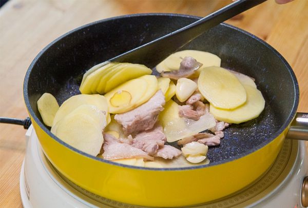 五花肉干煸土豆片