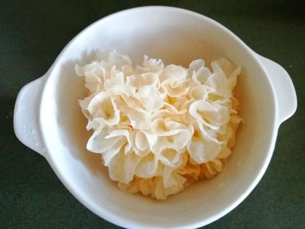 银耳黄桃红枣羹