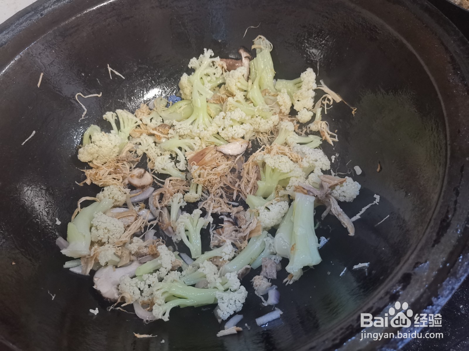 鸡胸肉炒香菇花菜的做法