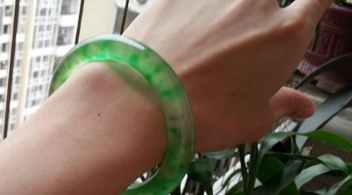 翡翠手镯怎么挑好