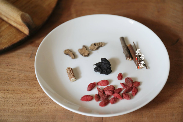 墨鱼螵蛸猪尾汤