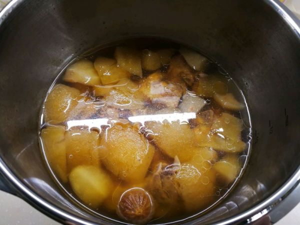 清甜滋润苹果雪梨无花果排骨汤