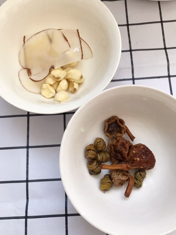 石斛海底椰排骨汤