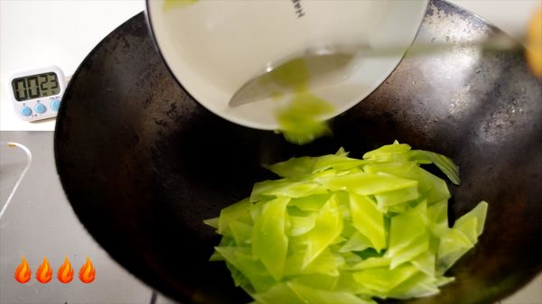 先炒莴笋还是炒肉