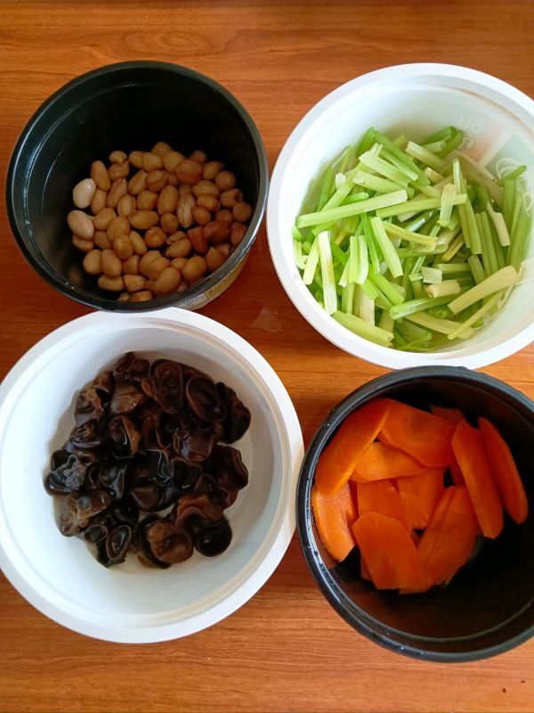 芹菜木耳小炒肉