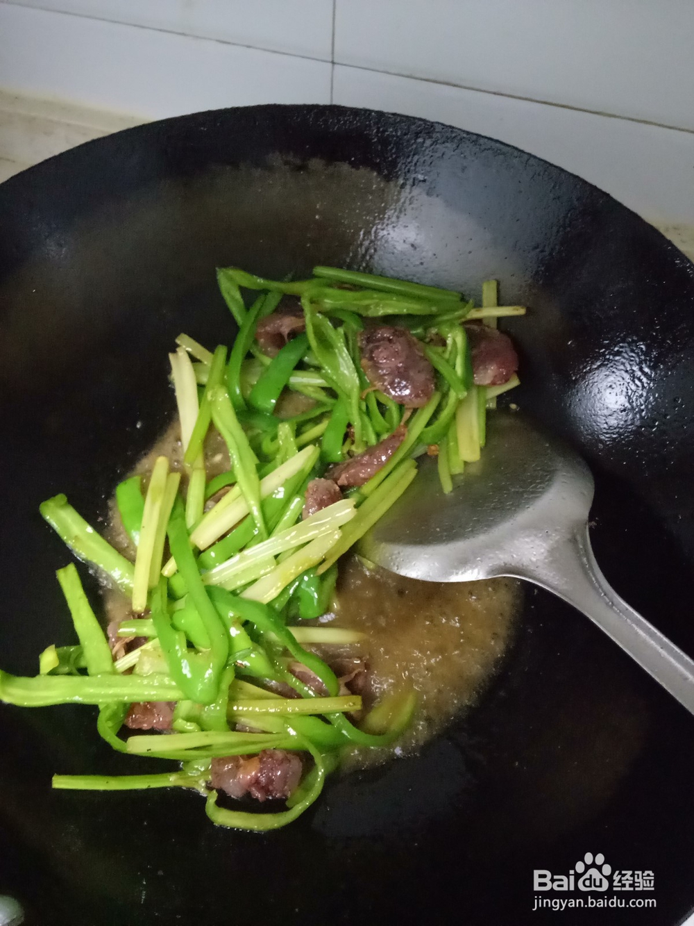 芹菜青椒炒香肠