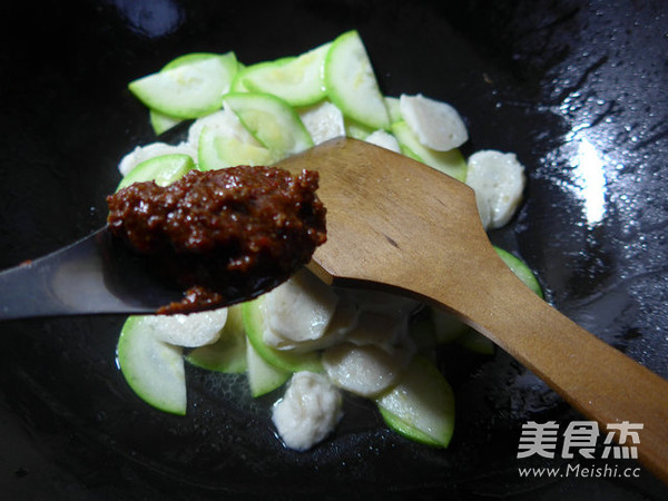 牛肉酱墨鱼丸炒西葫芦