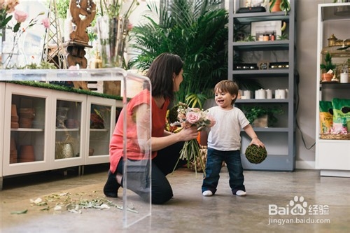 两周岁的小孩子特别调皮应该怎么办