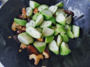 丝瓜炒蘑菇的做法