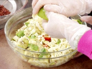 怎样做营养的青柠藜麦沙拉