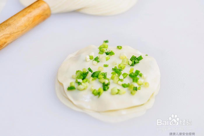 怎样用饺子皮做葱花油饼？