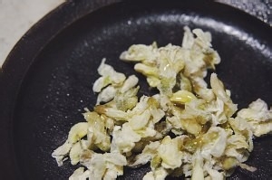 槐花拨烂子的做法