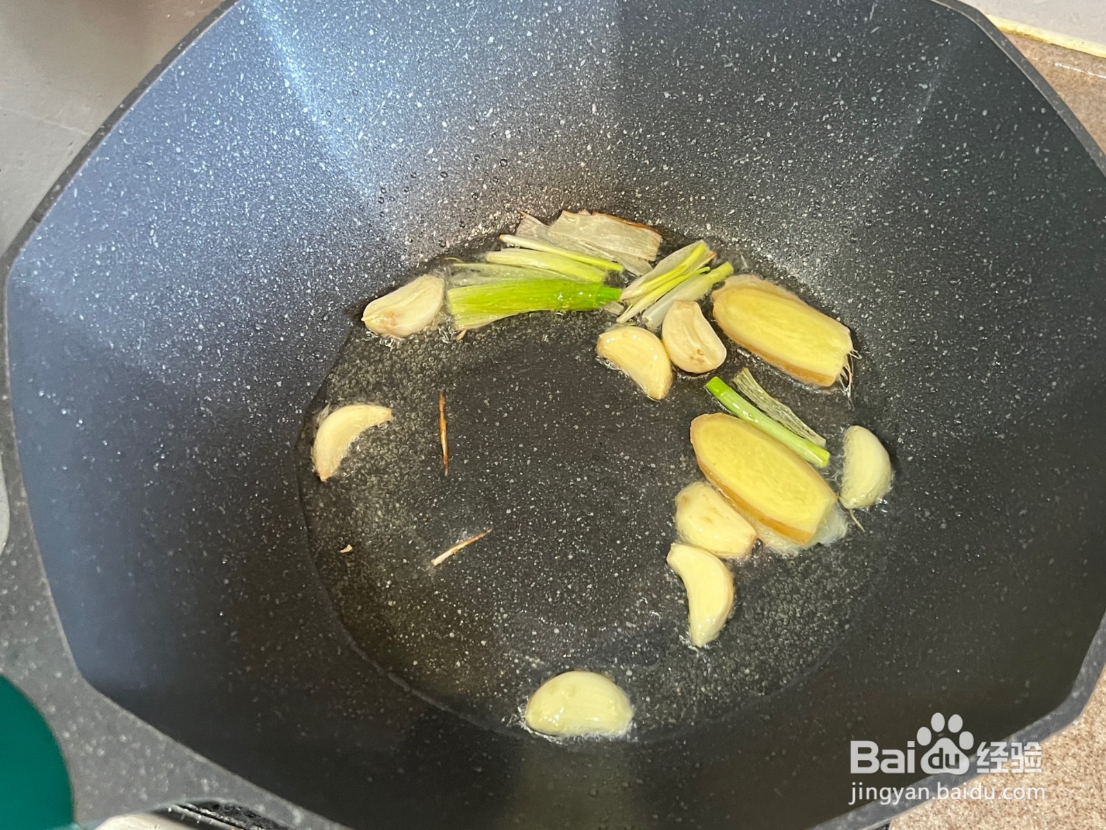 草菇焖鸡的做法