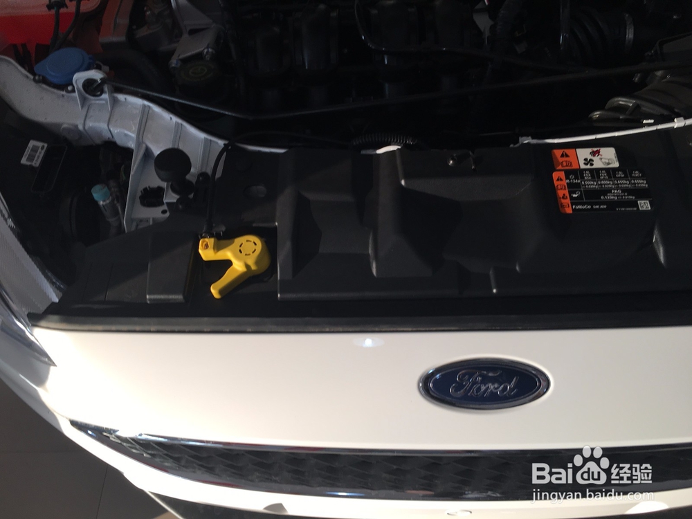 福特福克斯如何打开前机盖、后备箱、油箱盖？