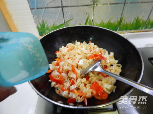 红椒炒豆皮的做法