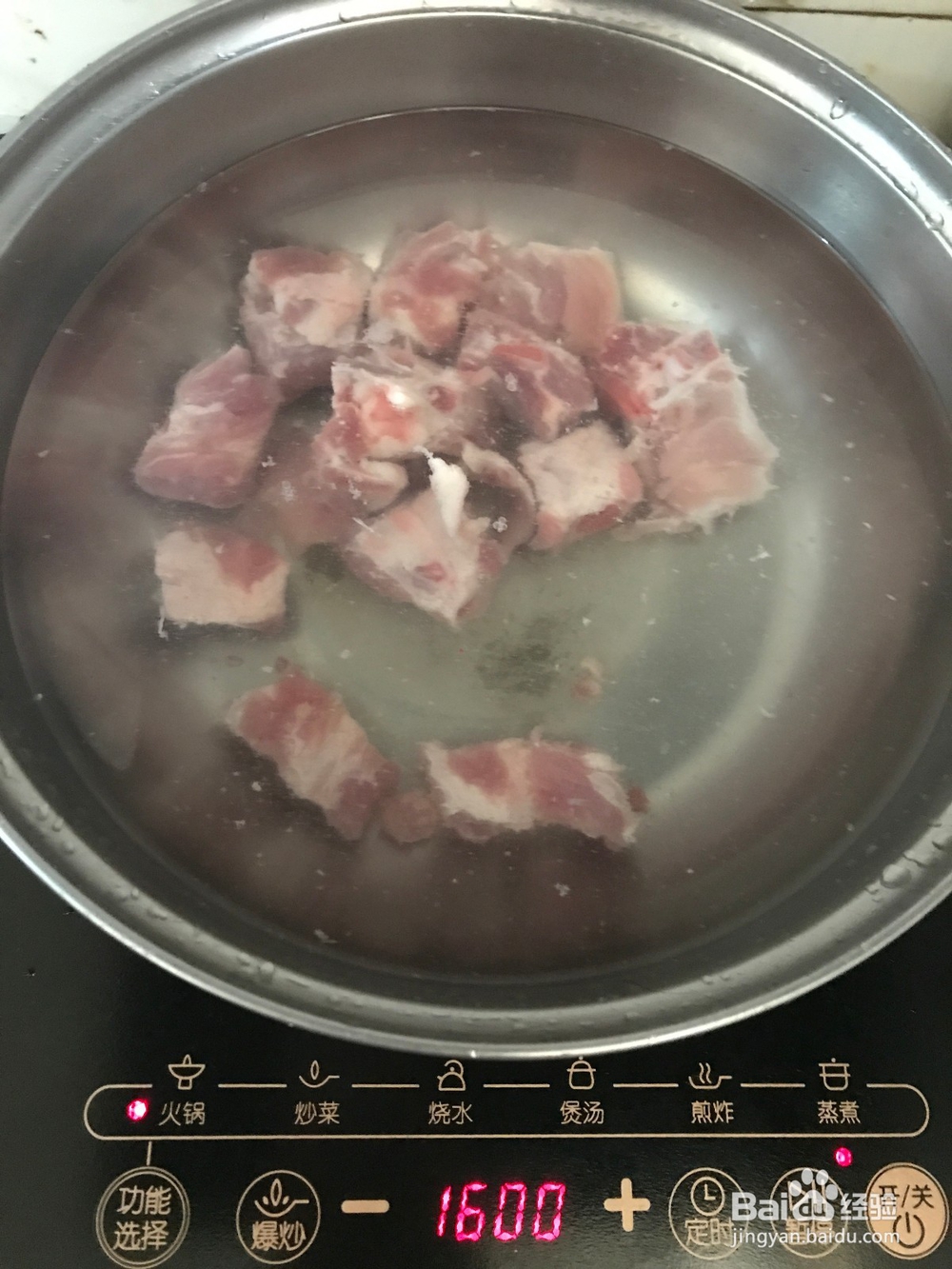 如何制作酸菜排骨炒土豆粉