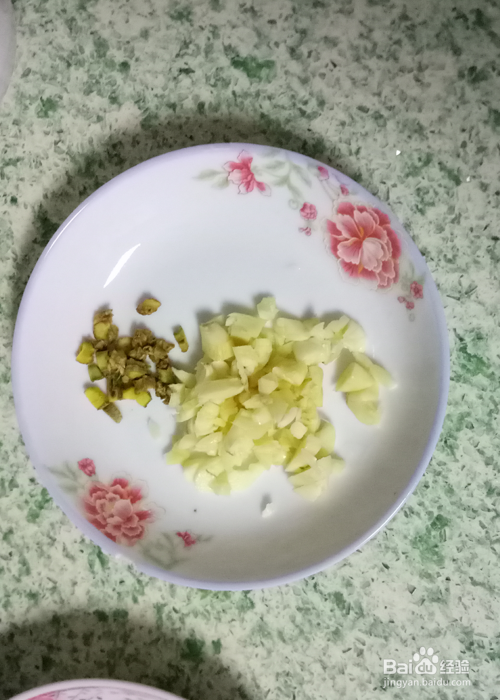 如何简单做青椒炒茄片