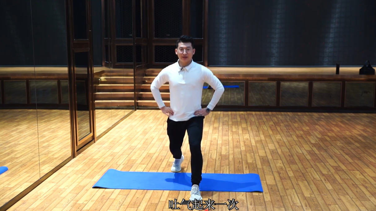 怎么练习箭步蹲来强化腿部力量