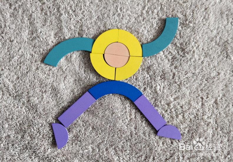 含四个圆形的跑步运动员用蒙氏积木怎样拼?