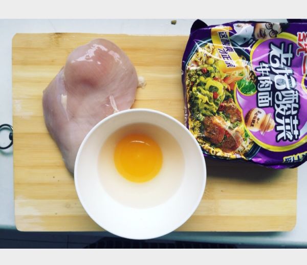 法式煎蛋配鸡丝浓缩酱汁拌面