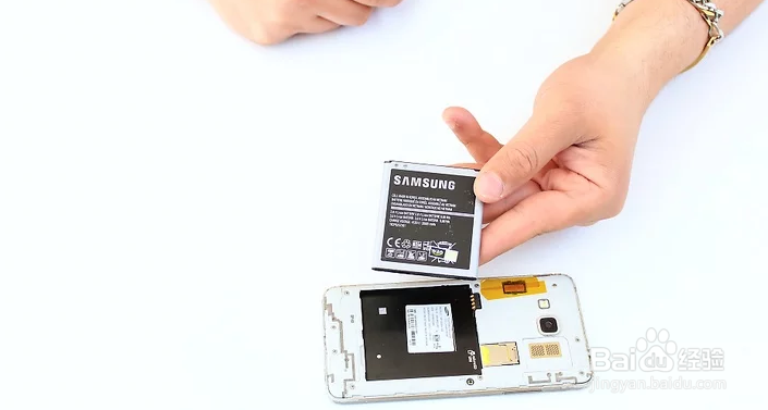 如何不用充电器就能给电池充电