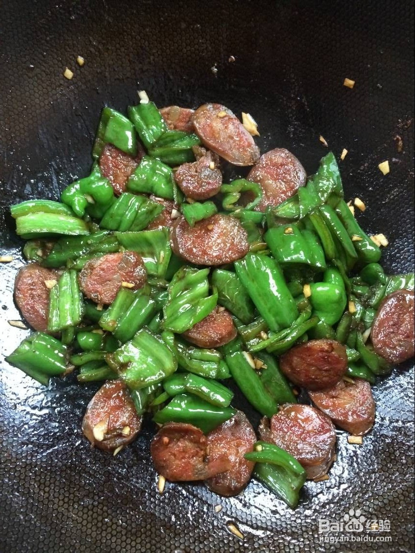 怎样炒简单好吃的青椒香肠