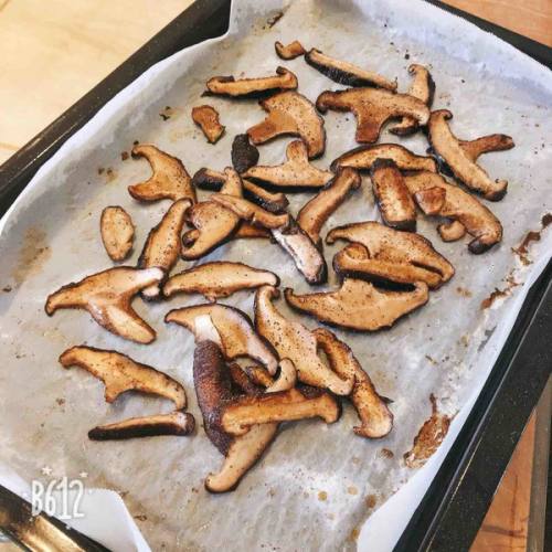 盐烤香菇片的做法