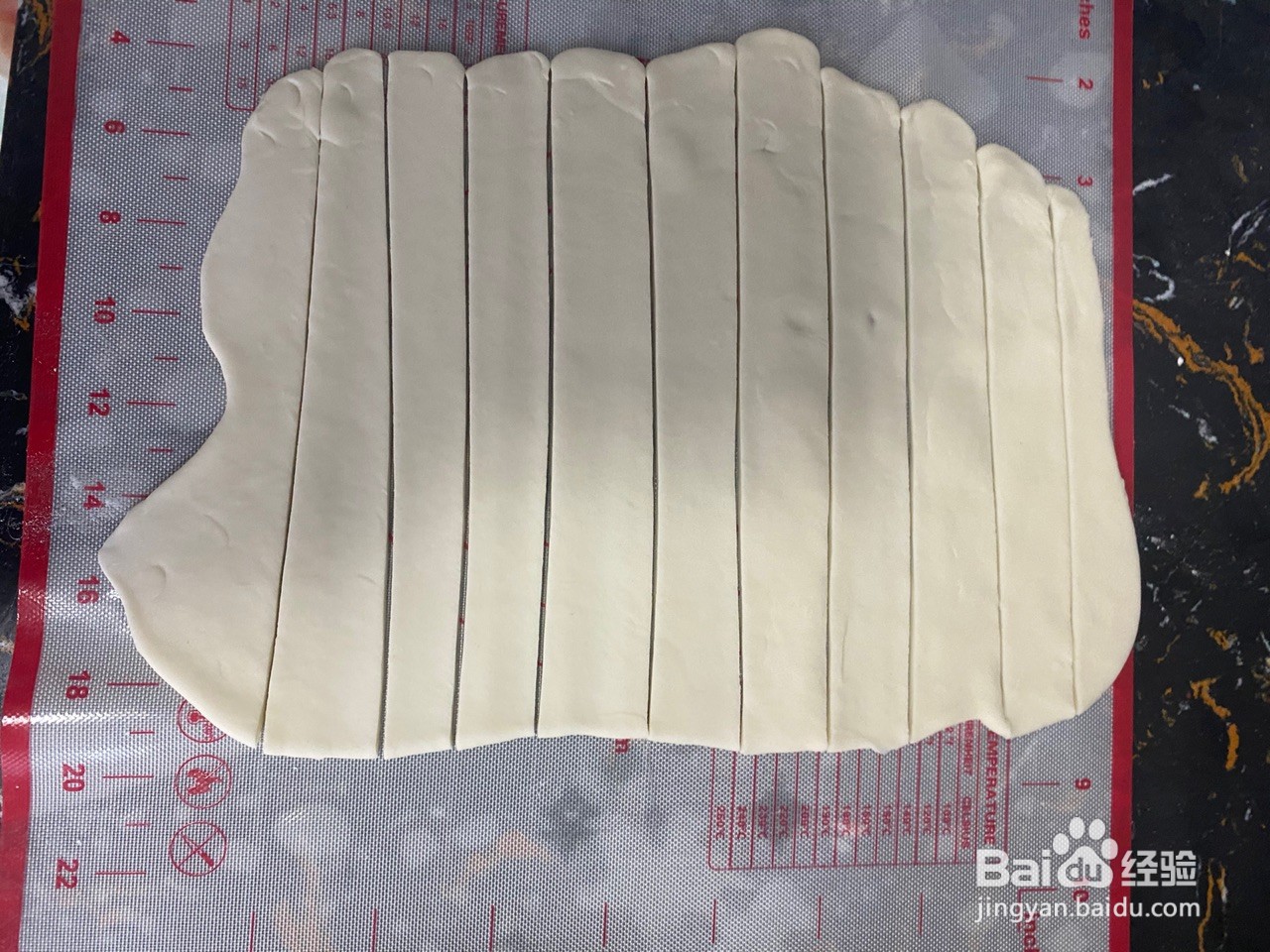 新疆大盘鸡的手工拉面条