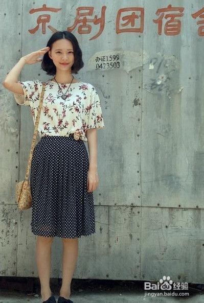 露肩雪纺衫搭黑色短裙怎么样