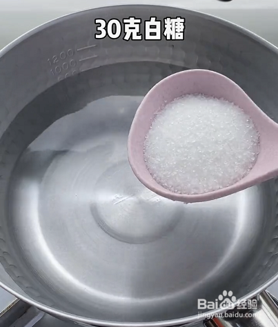 在盛水的锅中加入30克白糖,30克白凉粉使其融化,然后关火加入火龙果
