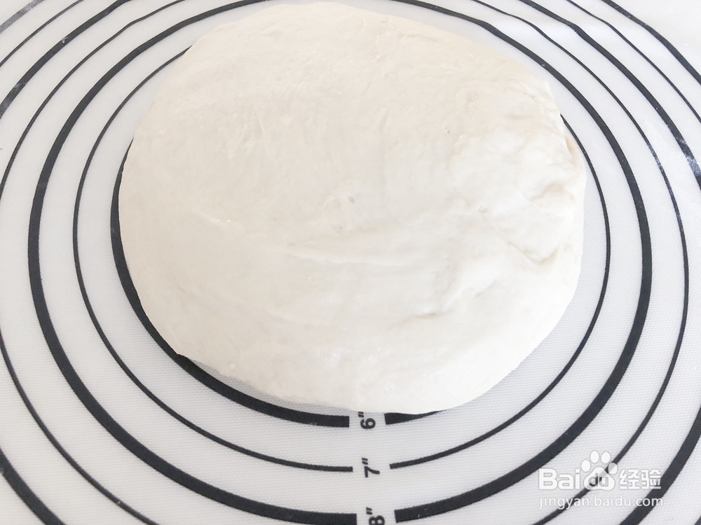 香气浓郁的芝士肉肠香葱面包