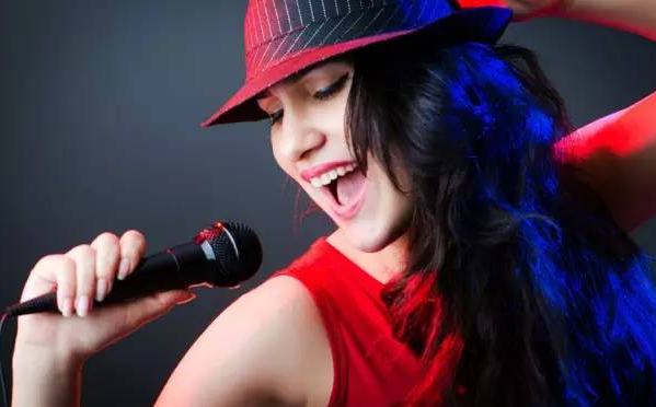 全民K歌对着耳机唱歌,有唱歌时吹出的气的声音,怎么避免