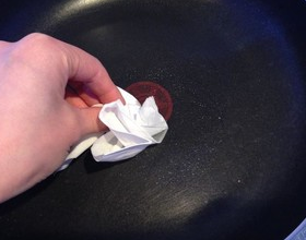 煎鸡蛋时怎样油才不会乱溅