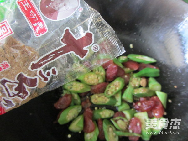 干煸香肠秋葵