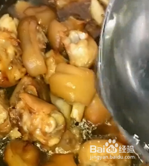 如何自制软烂入味的花生炖猪蹄？