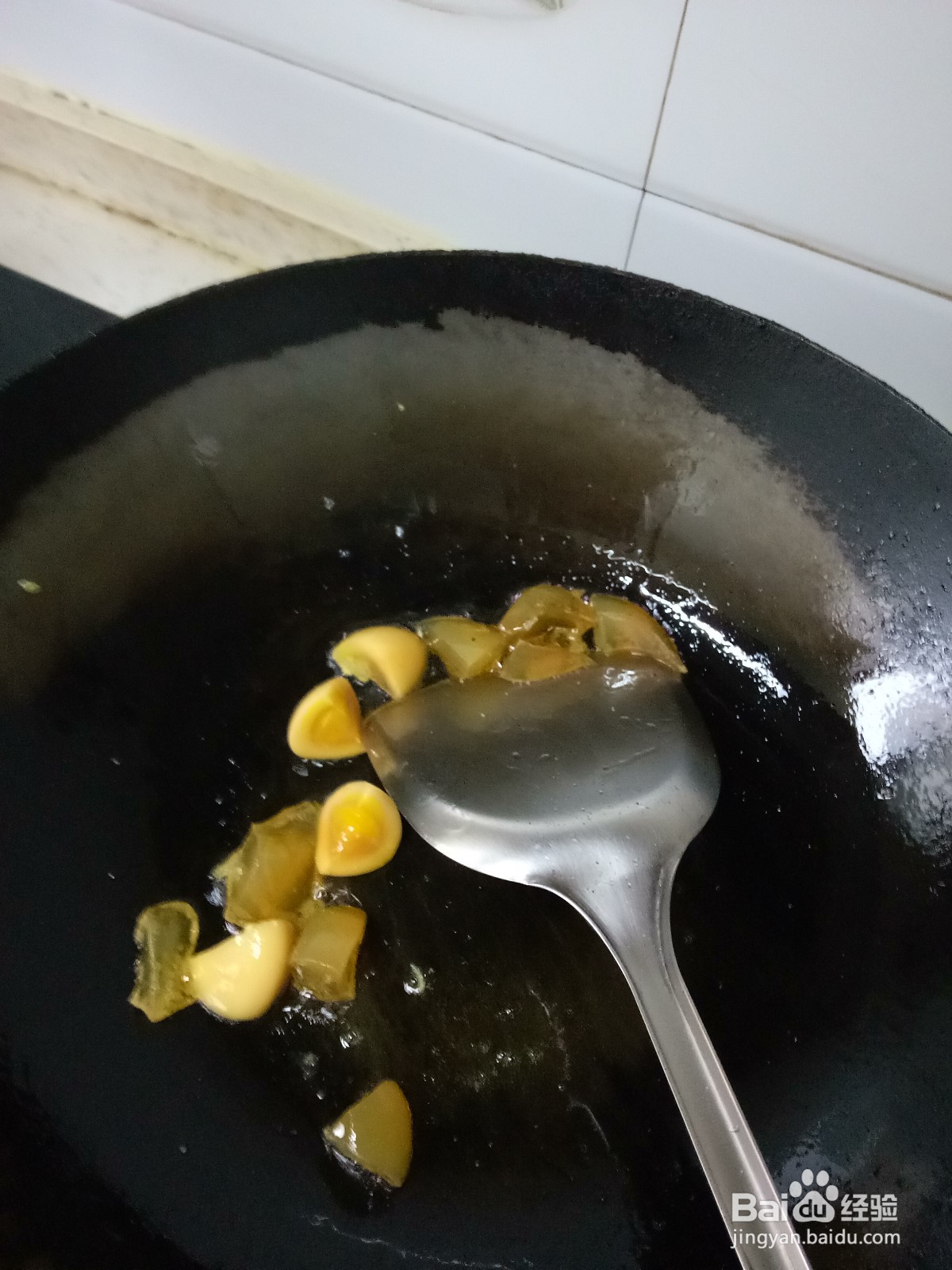 剩肉酱炒皮蛋豆腐