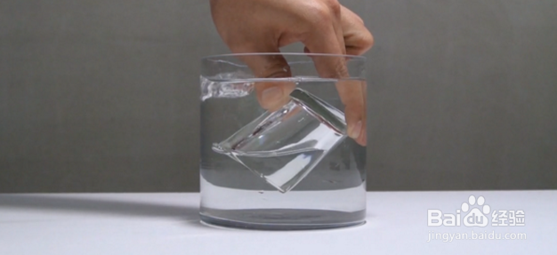 游泳后耳朵进水怎么处理?自有妙计~