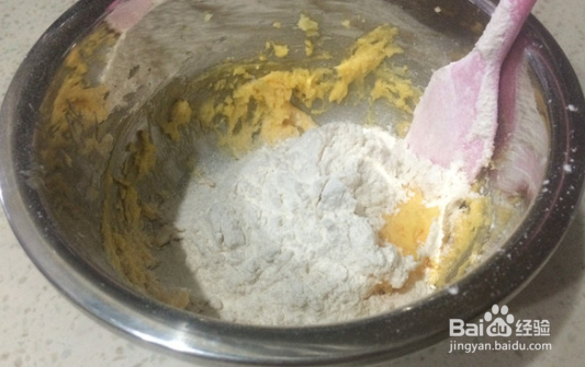 如何制作蛋黄纽扣小饼干