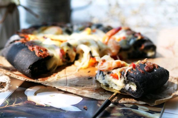 海鲜墨鱼汁披萨