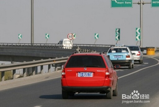 高速路上怎样跟车比较安全？