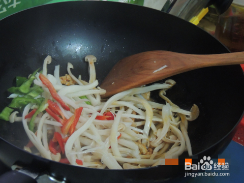海鲜菇炒肉的做法