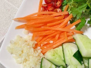 黄瓜拌木耳做法