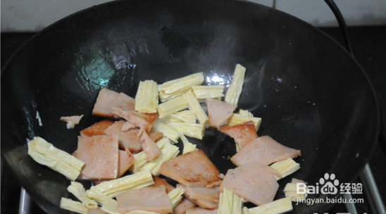 家常腐竹炒午餐肉的做法