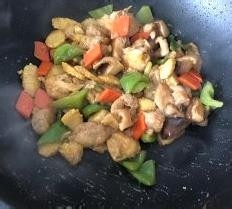 玉米笋香菇烩猴头菇的做法