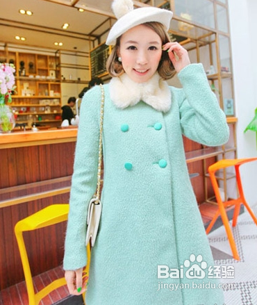 冬季女性羽绒服与大衣的搭配，打造时尚甜美